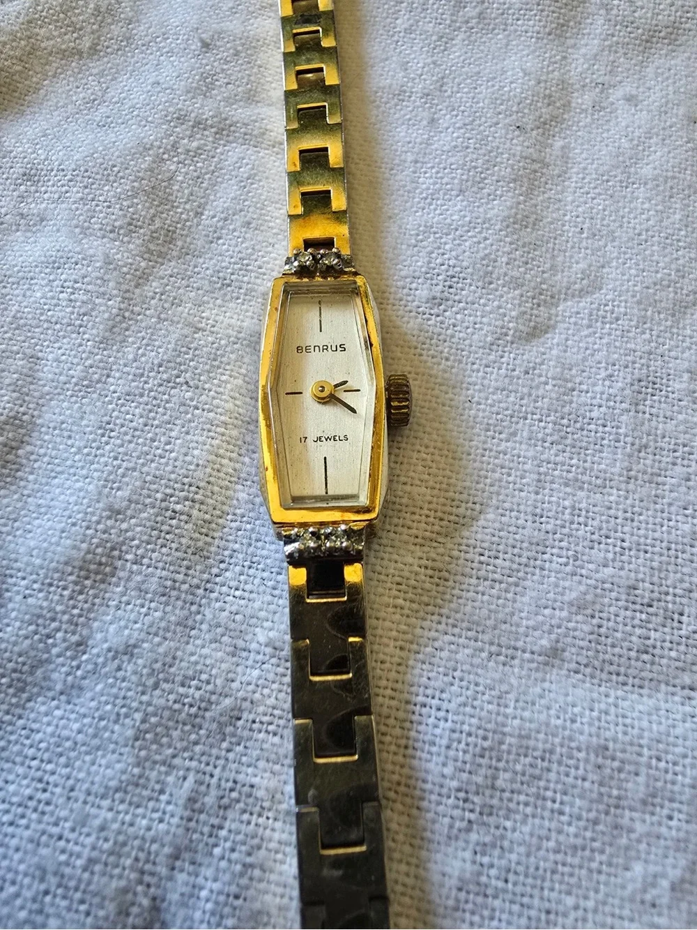 Vintage Ladies Benrus 17-Jewel Manual Wind Watch